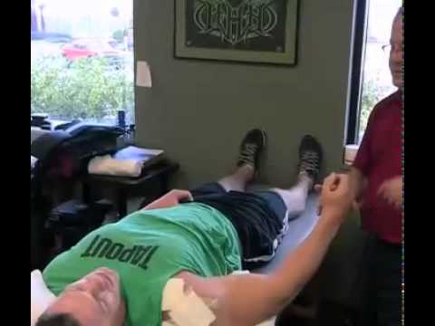 بالفيديو جون سينا يعود إلى الظهور بجلسة علاج طبيعي