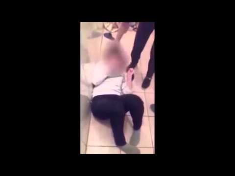 بالفيديو طالبات يلقن زميلتهن علقة ساخنة داخل دورة المياه