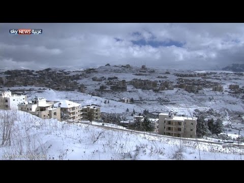 شاهد الثلج يقطع الطرق بين قرى جبل لبنان