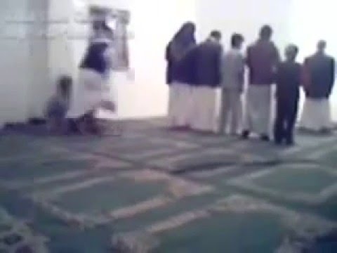 بالفيديو شاهد ماذا فعل متسول في مصلي