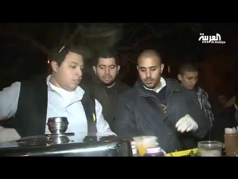 شاهد  خطيبان مصريان يبيعان البطاطا الحلوة