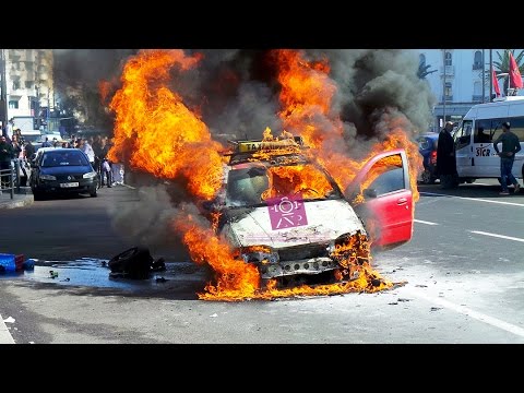 شاهد حريق مهول لسيارة أجرة