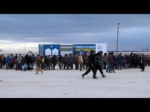 الآلاف من اللاجئين السوريين يتلقون مساعدات عند الحدود التركية
