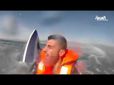 شاهد عملية إنقاذ أحد اللاجئين من وسط البحر
