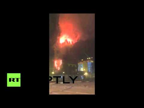 شاهد لحظة اندلاع النيران في أبو ظبي بلازا