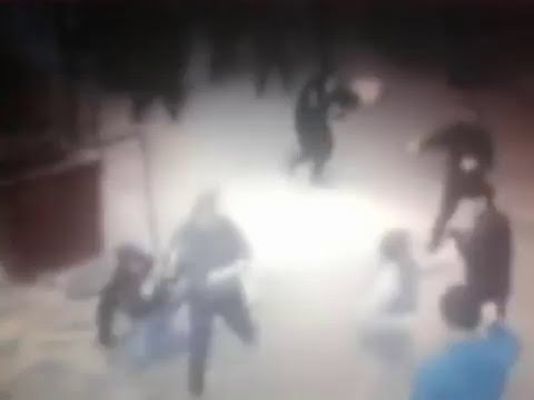 بالفيديو خناقة طاحنة بين مجموعة من الشباب