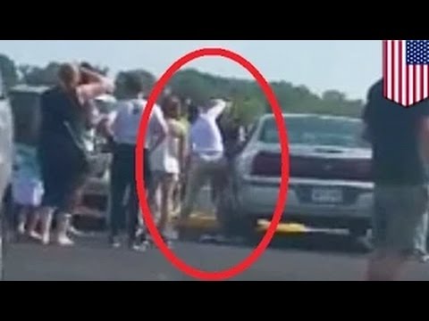 بالفيديو طفلة تنجو من الموت بأعجوبة