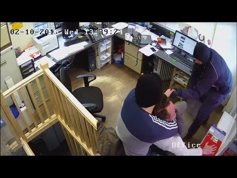 شاهد لصان يسرقان ساعة موظف بريطاني قيمتها 170 ألف جنيه