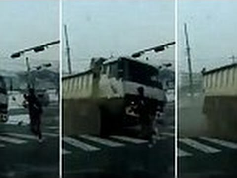 بالفيديو شاب ينجو من الموت دهسًا
