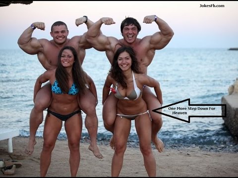 فيديو لقطات طريفة لفيل يدلك سائحًا بقدمه