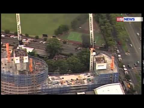 شاهد لحظة سقوط رافعة مشتعلة على طريق مكتظ بالسيارات