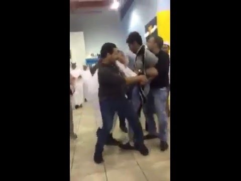 بالفيديو شاب يعتدي على صاحب محل بالسكين في السعودية