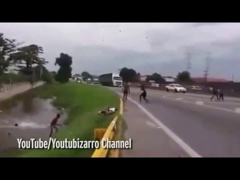 شاهد بالفيديو طفل يتعرض لحادث خطير