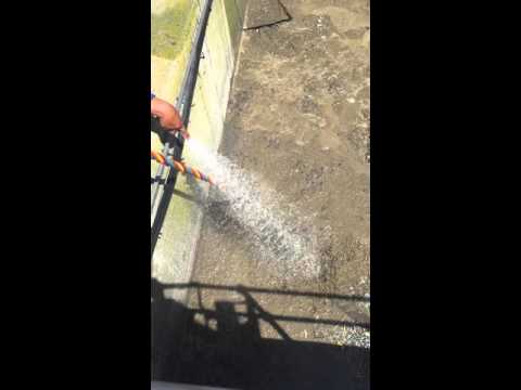 غطاس مجارى يعلق فى بئر صرف