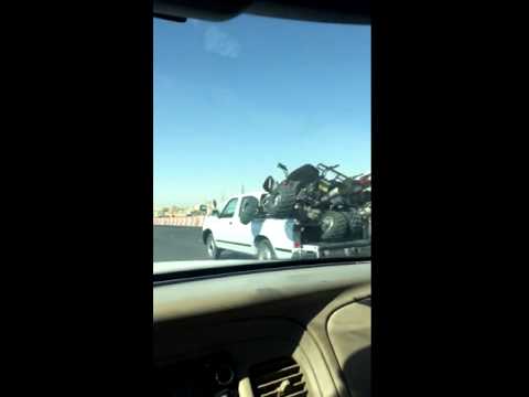 فيديو سائق يخاطر بحياة المواطنين بسبب استهتاره