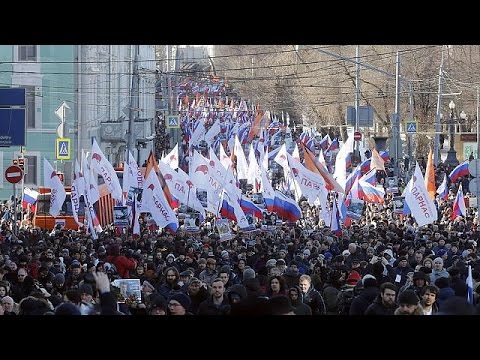 الآلاف يخرجون في موسكو إحياء للذكرى الأولى لاغتيال نيتمتسوف