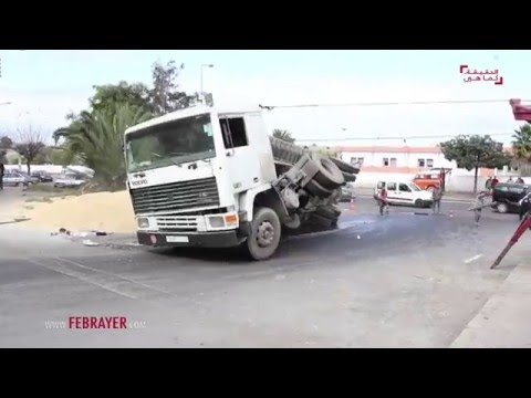 شاهد إنقلاب شاحنة محملة بالشعير في الدار البيضاء