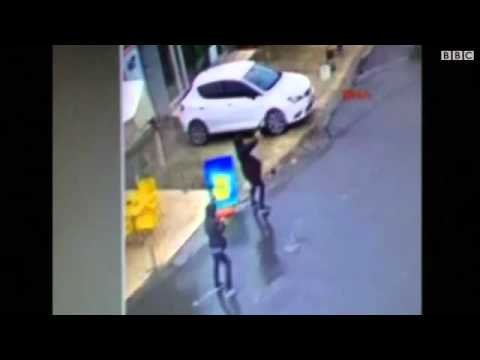 لحظة هجوم امرأتين على حافلة شرطة