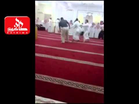 فيديو  مشاجرة في أحد المساجد وضرب شخص