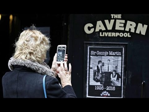 وفاة منتجٍ آمن بموهبة أعضاء فرقة البيتلز جورج مارتن