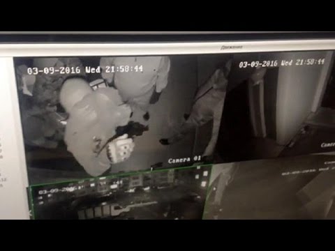 شاهد ملثمون يعتدون على صحافيين