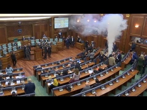 نواب المعارضة يطلقون قنابل الغاز داخل برلمان كوسوفو