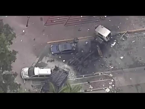 سائق ينجو بمعجزة بعد سقوطه في شاحنة قمامة من أعلى كوبري