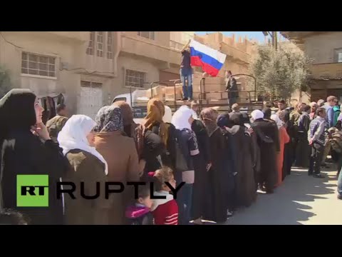 شاهد وصول مساعدات إنسانية إلى بلدة الحسينية