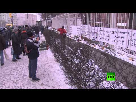 مواطنون روس يضعون الورود على مبنى السفارة الفرنسية