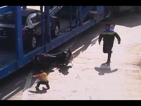 شاحنة تدهس طفلةً أمام والدها