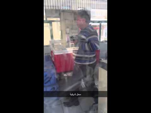 عامل يرش الأسماك بمبيد حشري