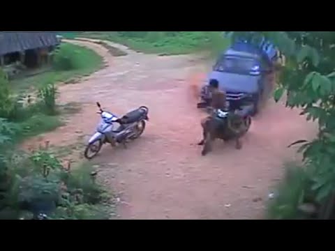 سيارة طائشة تصطدم شخصًا بسرعة جنونية