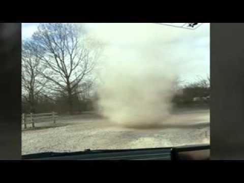 بالفيديو عاصفة ترابية متحركة تجتاح موقف بشكل قوية