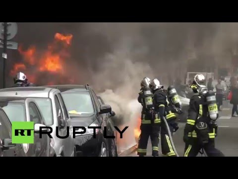 شاهد محتجون على إصلاحات في مجال العمل