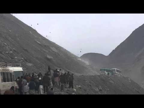 شاهد السماء تمطر حجارة على الأوتوبيسات في باكستان