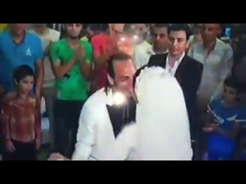 شاهد عروسان يدهشان الحضور بمهارتيهما في الرقص والغناء