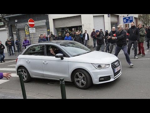شاهد الشرطة البلجيكية تعتقل عددا من المحتجين في حي مولنبيك