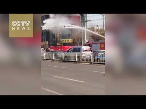 شاهد صيني يحاول الانتحار فتضربه الشرطة بالماء