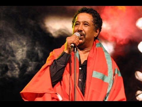  شاهد مبعوثون من ديوان الملك يسلمون الشاب خالد جوازه المغربي 