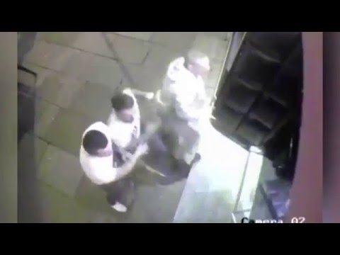 بالفيديو لحظة مهاجمة شباب لحراس نادي للتعري في بريطانيا