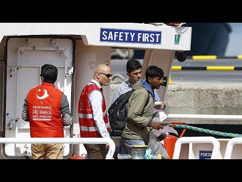 شاهد تركيا تستقبل المهاجرين العائدين من اليونان