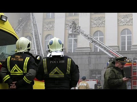 شاهد حريق في المبنى القديم لوزارة الدفاع الروسية