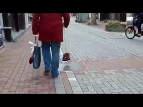 شاهد فتاة تتجول بمخلوق مجهول لا يلمس الأرض