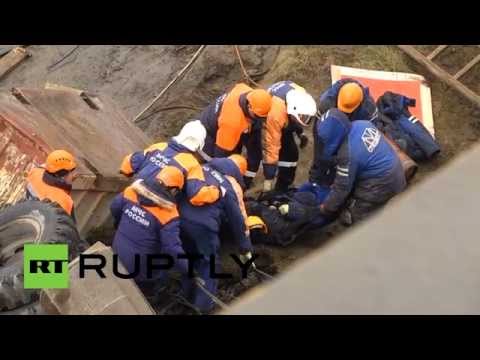 لحظة مقتل 4 أشخاص في انهيار جسر كالينينغراد