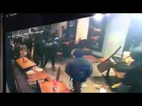 عصابة تقتحم مطعمًا وتطعن أحد زبائنه