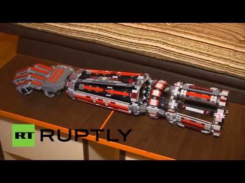 درع ذراع مصنوع بالكامل من مكعبات ليغو