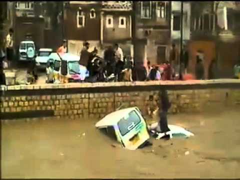 شاهد السيول تجرف سيارات المواطنين في صنعاء