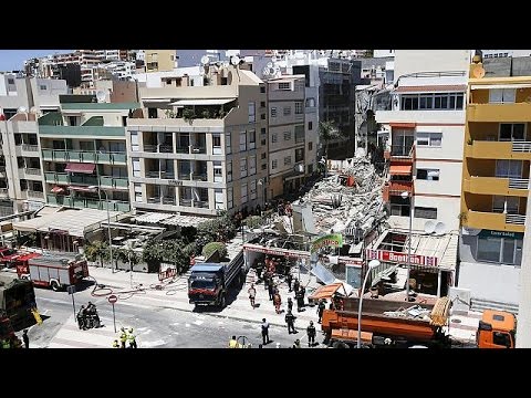 شاهد انتشال جثة امرأة والبحث عن 9 أشخاص تحت الأنقاض