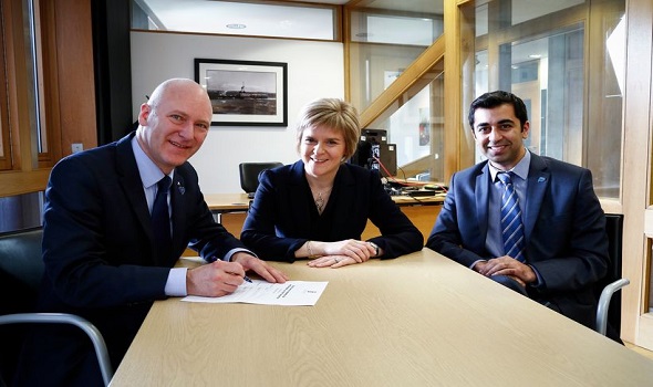 بعد فوز سوناك بزعامة بريطانيا حمزة يوسف أول مسلم يتم إنتخابه لمنصب الوزير الأول في اسكتلندا