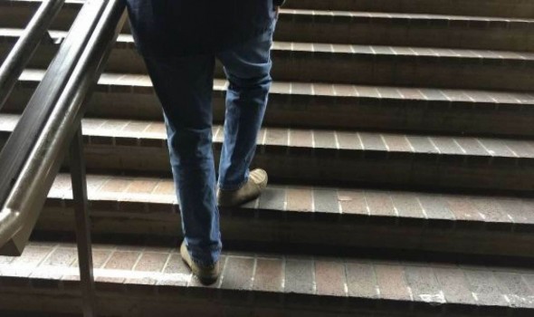  عمان اليوم - تفسير حلم صعود الدرج في المنام له عدة دلالات وتفسيرات